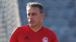 Grécia: Paulo Bento ergue muralha no Pireu 