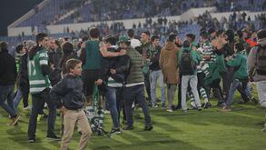 Veja as imagens da invasão de campo no Estádio do Restelo