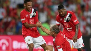 Neymar, Zico e outras estrelas homenageiam Chapecoense no Maracanã