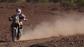 Toby Price cai e fratura o fémur da perna esquerda