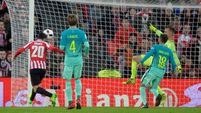Guarda-redes ainda reclamou mas o livre de Messi entrou mesmo