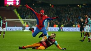 Homem Aranha e um companheiro 'invadiram' o West Ham-Manchester City