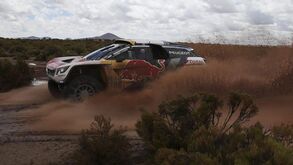 Peterhansel bate Loeb e reforça liderança nos automóveis