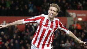 Peter Crouch prolonga contrato com o Stoke