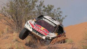 Loeb bate Peterhansel ao sprint e segue na luta
