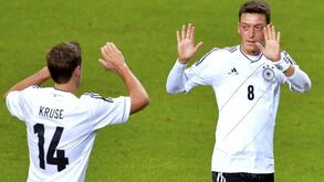 Özil foi o melhor jogador da seleção alemã em 2016