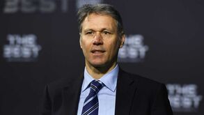 A receita de Van Basten mete andebol, basquetebol e uma pitada de râguebi