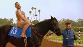 Conor McGregor todo nu, em cima de um cavalo? Sim, aconteceu mesmo