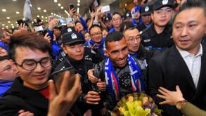 Loucura na China por Tévez... até a polícia foi apertada 