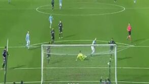 Danilo volta a ser notícia pelos piores motivos: só se fala deste autogolo