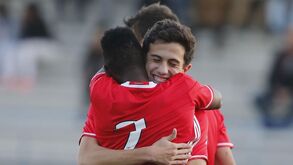 Benfica vence Belenenses e mantém pressão