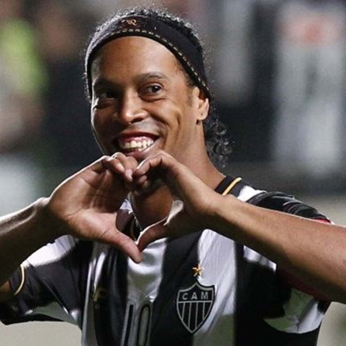 Ronaldinho Gaúcho é confirmado no time de lendas do Fifa 18