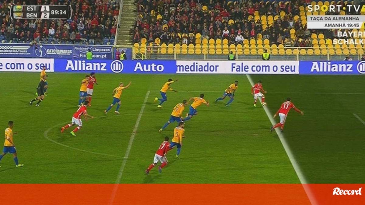 Jogadores Do Estoril Pediram Fora De Jogo No Golo Decisivo De Mitroglou Fotogalerias Jornal Record