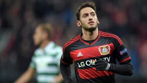 Çalhanoglu suspenso por quatro meses