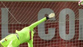 Guarda-redes mais rápidos quando defendem com mão inferior em estirada aérea