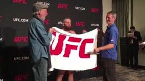 Lutador norte-americano distraiu-se e... ficou nu na pesagem