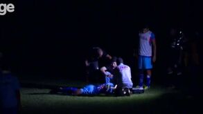 Jogador aproveita apagão... para agredir adversário