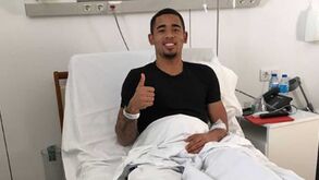 Gabriel Jesus foi operado à fratura no pé direito