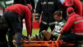 Adrien entre o relvado e os hospitais