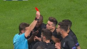 Jogadores do FC Porto rodearam o árbitro após expulsão de Alex Telles