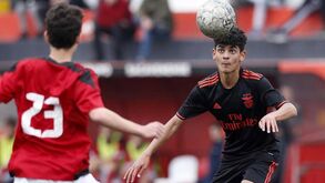 Benfica bate Sacavenense e não deixa fugir líder Sporting