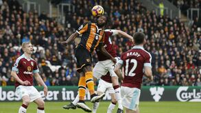 Dieumerci Mbokani desfalca equipa de Marco Silva por um mês e meio