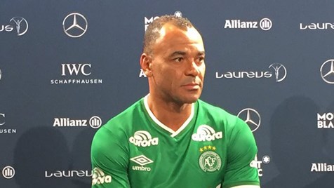 Cafu recebe prêmio de melhor lateral direito da história do futebol