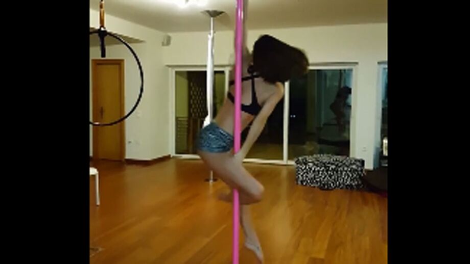 Atriz é adepta de pole dance