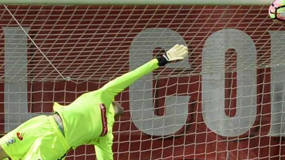 Guarda-redes mais rápidos quando defendem com mão inferior em estirada aérea