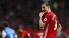 Ibrahimovic deu nó em Mings, levou pisadela na cabeça... e respondeu com cotovelada