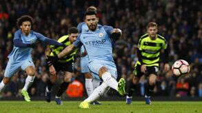 Manchester City goleia (5-1) mas só depois de um susto