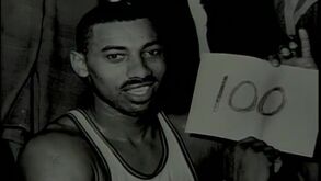 Wilt Chamberlain marcou 100 pontos há 55 anos. Recorde como foi