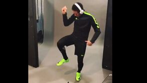 Veja como Neymar converte uma sessão fotográfica... numa sessão de dança!