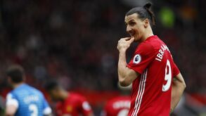 Ibrahimovic deu nó em Mings, levou pisadela na cabeça... e respondeu com cotovelada