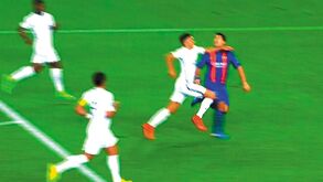 Árbitro do Barcelona-PSG não voltará a apitar nesta edição da Champions