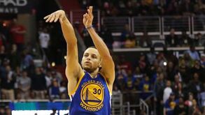 Stephen Curry ultrapassa o pai na lista de melhores marcadores da NBA
