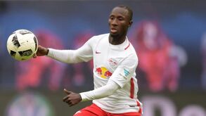 Naby Keita desmaia após o jogo do RB Leipzig
