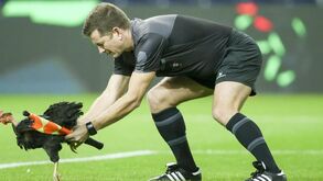 Invasão, petardos, tochas e galinha preta valem multa de 20.500 euros ao FC Porto