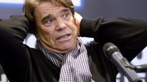Bernard Tapie lembra mão de Vata para explicar ao PSG como se consegue ajudas dos árbitros