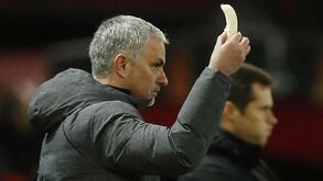Insólito: Mourinho descasca banana em pleno jogo para dar a Rojo