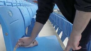 Trabzonspor obrigou adepto a limpar cadeiras do estádio