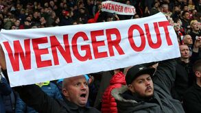 Wenger provoca 'batalha' de aviões de adeptos nos céus de West Bromwich