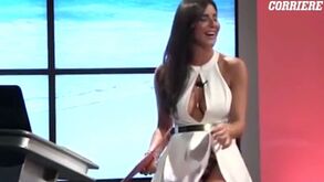 O descuido de apresentadora italiana ao falar de Ronaldo nos vídeos mais vistos do ano