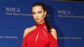 Adriana Lima muda de cidade com as filhas