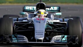 Mercedes deixa perceber que o carro está 