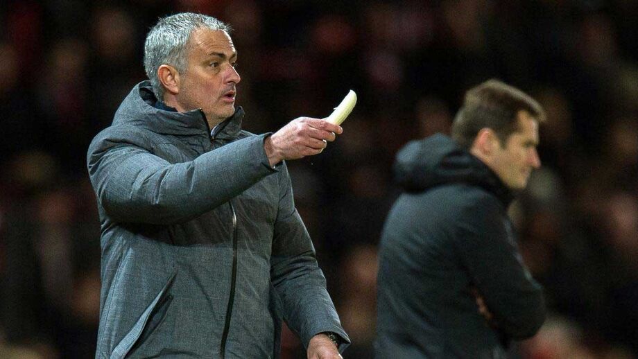 Foi um dos momentos mais marcantes do Manchester United-Rostov. Durante a 2.ª parte, Marcos Rojo acusou cansaço e José Mourinho providenciou-lhe uma banana