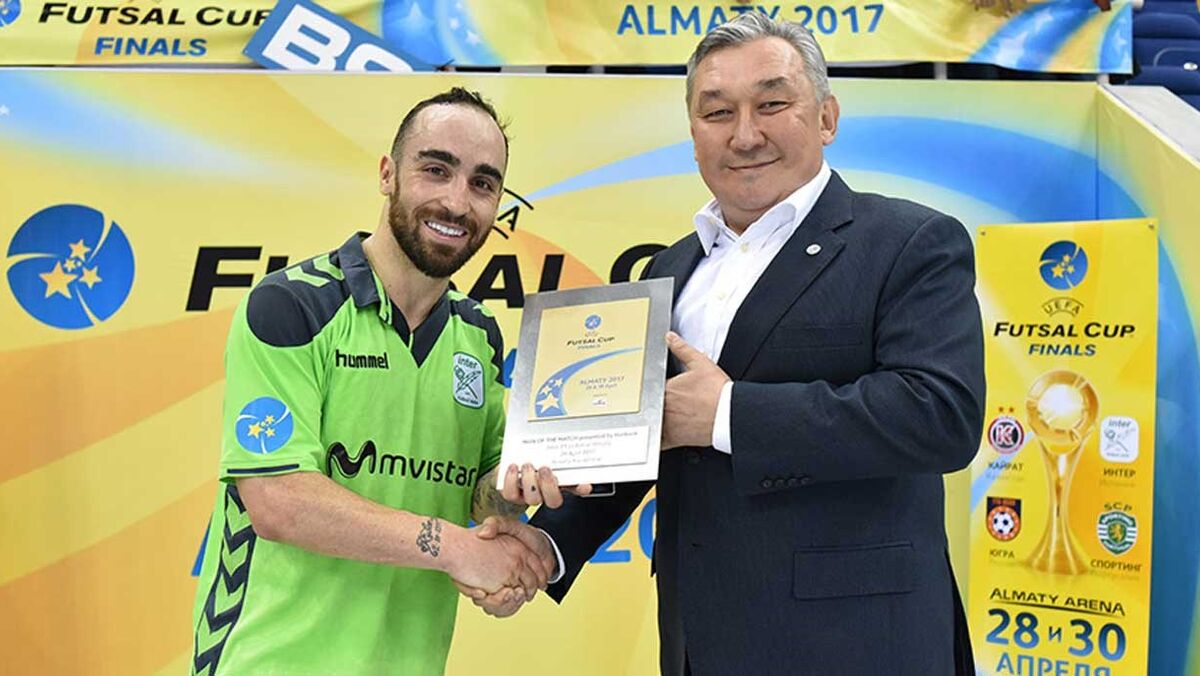 Ricardinho já recebeu o prémio de melhor jogador do Mundo -  Futsal - Jornal Record