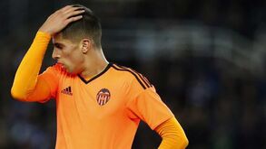 Cancelo explica-se após mandar calar adeptos do Valencia: «Estou mal psicologicamente...»