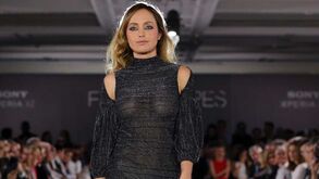 Marisa Cruz arrasa em desfile aos 42 anos