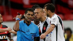 Luís Fabiano punido com quatro jogos de suspensão